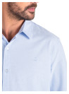 Textura suave y calce cómodo en camisa celeste de manga larga para hombre.