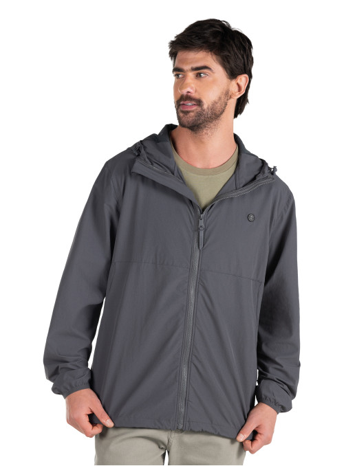 Elegante cortaviento gris de hombre en tejido poliamida y elastano, ideal para looks urbanos.
