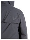 Cortaviento masculino en gris, versátil para combinar con prendas básicas y deportivas.