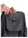 Cortaviento gris urbano para hombre, adecuado para salidas diarias y eventos casuales.