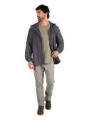 Cortaviento gris masculino con diseño casual, perfecto para actividades al aire libre.