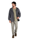 Cortaviento gris masculino con diseño casual, perfecto para actividades al aire libre.