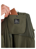 Diseño casual de cortaviento verde, ideal para traslados urbanos y actividades al aire libre.
