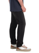 Jeans negro con terminación limpia, perfecto para combinar en distintos estilos.