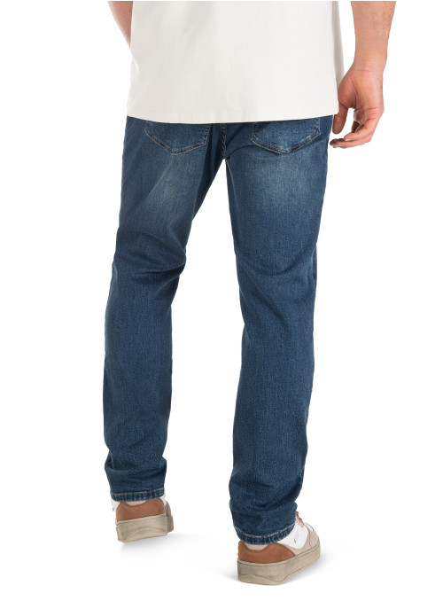 Jeans azul clásico para hombre con diseño de 5 bolsillos y costuras en contraste.