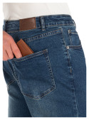 Pantalón de mezclilla azul con basta recta, fácil de combinar en atuendos diarios.