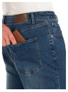 Pantalón de mezclilla azul con basta recta, fácil de combinar en atuendos diarios.