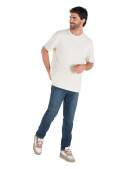 Denim azul flexible con 98% algodón y 2% spandex, ideal para looks casuales.