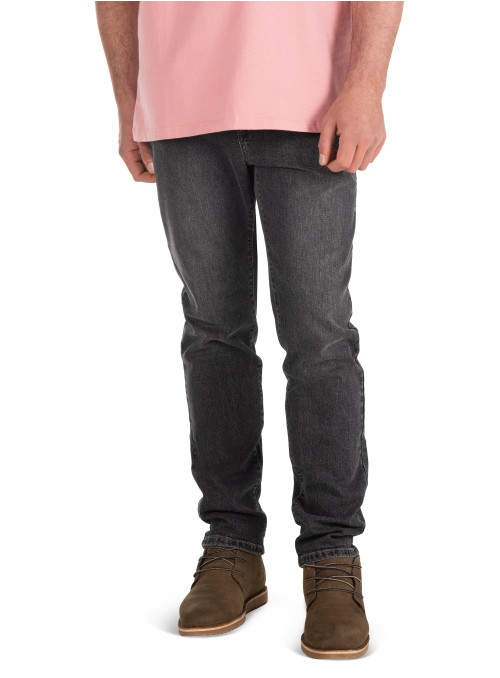 Jeans casual negros para hombre con diseño de 5 bolsillos y cierre de cremallera.