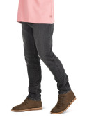 Prenda básica en denim negro, perfecta para el uso diario y salidas nocturnas.