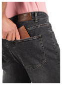 Jeans negros versátiles para combinar con chaqueta de cuero o sobrecamisa.