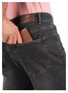 Jeans negros versátiles para combinar con chaqueta de cuero o sobrecamisa.