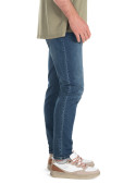 Denim azul para hombre, mezcla de algodón y spandex, ofrece movilidad y estilo clásico.