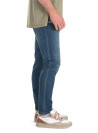 Denim azul para hombre, mezcla de algodón y spandex, ofrece movilidad y estilo clásico.