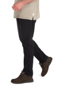 Pantalón negro atemporal, ideal para un clóset funcional masculino.
