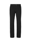 Pantalón negro versátil para transiciones entre trabajo y relajo.