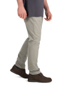 Diseño y color sólido del pantalón verde casual para hombre, adaptable a distintos estilos.
