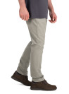 Diseño y color sólido del pantalón verde casual para hombre, adaptable a distintos estilos.