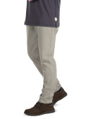 Corte del pantalón verde casual de hombre, versátil para combinar con polera o camisa.