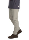 Corte del pantalón verde casual de hombre, versátil para combinar con polera o camisa.