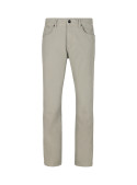 Detalle del acabado resistente del pantalón verde casual para hombre, ideal para el día a día.