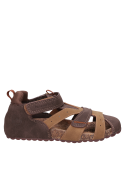 Sandalia infantil taupe de estilo casual, material sintético, perfecta para un look versátil.