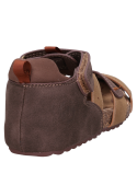 Sandalia taupe para niño con diseño abierto y tiras clásicas, ideal para combinar con shorts.