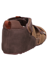 Sandalia taupe para niño con diseño abierto y tiras clásicas, ideal para combinar con shorts.