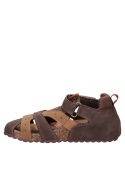 Sandalia casual taupe para niño con suela plana de 2,5 cm en material sintético.