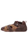 Sandalia casual taupe para niño con suela plana de 2,5 cm en material sintético.