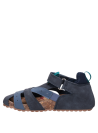 Sandalia casual azul para niño, ideal para climas cálidos y días activos.