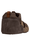 Sandalia casual taupe para niño, taco plano de 2,5 cm, perfecta para combinar con bermudas.