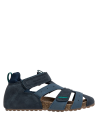 Sandalia azul de niño, diseño casual, taco plano de 2.5 cm, adecuada para combinar con ropa ligera.