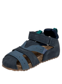 Calzado azul sintético para niño, diseño abierto que favorece ventilación y comodidad.