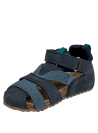 Calzado azul sintético para niño, diseño abierto que favorece ventilación y comodidad.