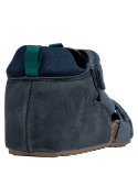 Sandalia azul infantil casual con taco plano y punta redonda, ideal para uso diario.