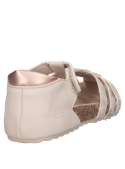 Sandalia sintética blanca para niña, perfecta para combinar con shorts de denim o enteritos.