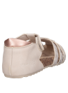 Sandalia sintética blanca para niña, perfecta para combinar con shorts de denim o enteritos.