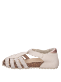 Calzado versátil en color blanco para niña, ideal para looks casuales con vestidos o faldas.