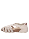 Calzado versátil en color blanco para niña, ideal para looks casuales con vestidos o faldas.