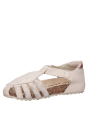 Sandalia plana blanca para niña con diseño clásico, punta redonda y taco bajo de 2 cm.