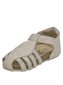 Calzado casual infantil blanco con capellada sintética y diseño atemporal.