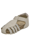 Calzado casual infantil blanco con capellada sintética y diseño atemporal.