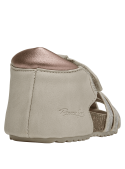 Sandalia blanca para niña con punta redonda y taco plano de 2 cm en material sintético.