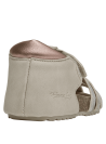 Sandalia blanca para niña con punta redonda y taco plano de 2 cm en material sintético.