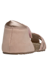 Sandalia de material sintético y forro PU, perfecta para paseos y celebraciones.