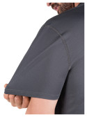 Polera gris de estilo training, versátil para combinar con jeans o joggers.