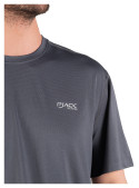 Polera gris masculina de corte clásico, superficie lisa, cómoda para moverse.