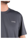 Polera gris masculina de corte clásico, superficie lisa, cómoda para moverse.
