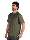 Polera verde de hombre, combinación perfecta con jeans o shorts para un look urbano.